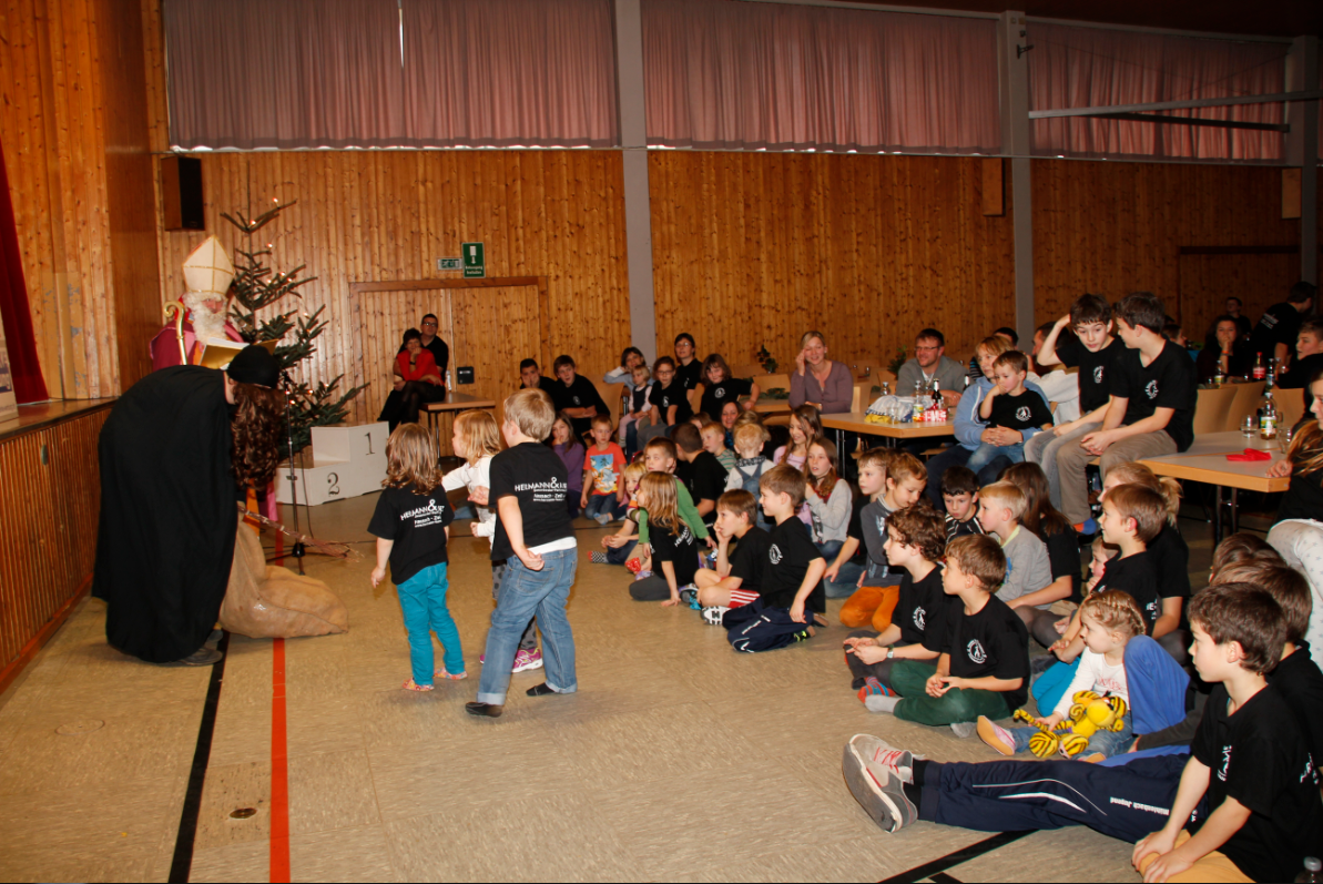 Die Kinder warten gespannt darauf, was der Nikolaus zu berichten hat