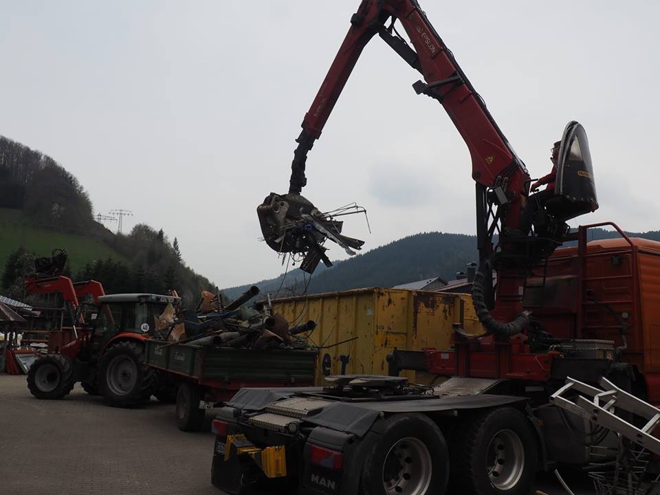 20190415 Große Hilfe beim verladen: LKW-Kran von Edi Maier)