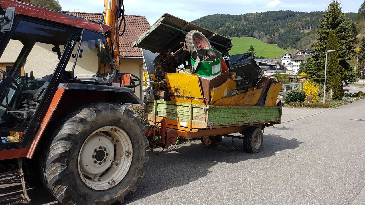 20180418 Ein vollbeladener Bulldog beiim diesejährigen Schrottsammeln